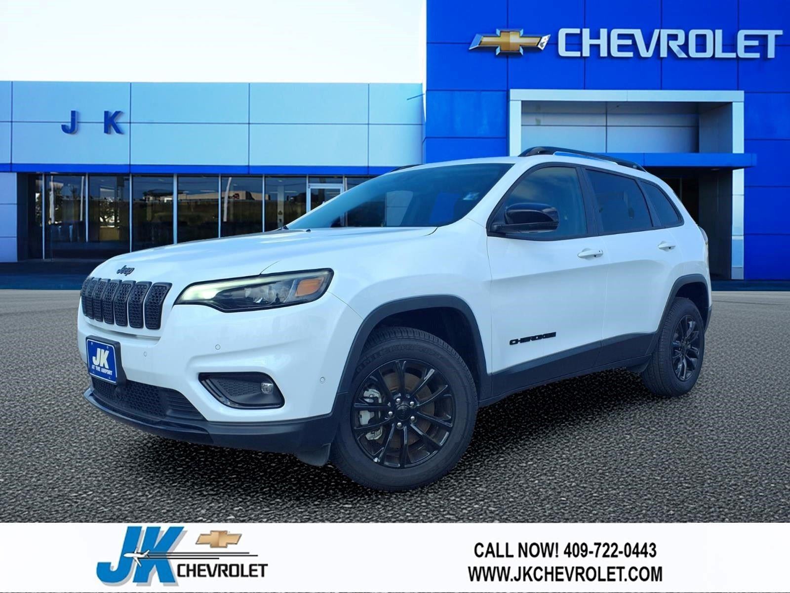 2023 Jeep Cherokee Altitude Lux in White — front three-quarter view