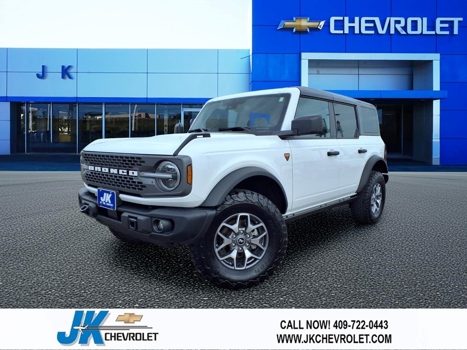 2025 Ford Bronco Badlands in White — front three-quarter view