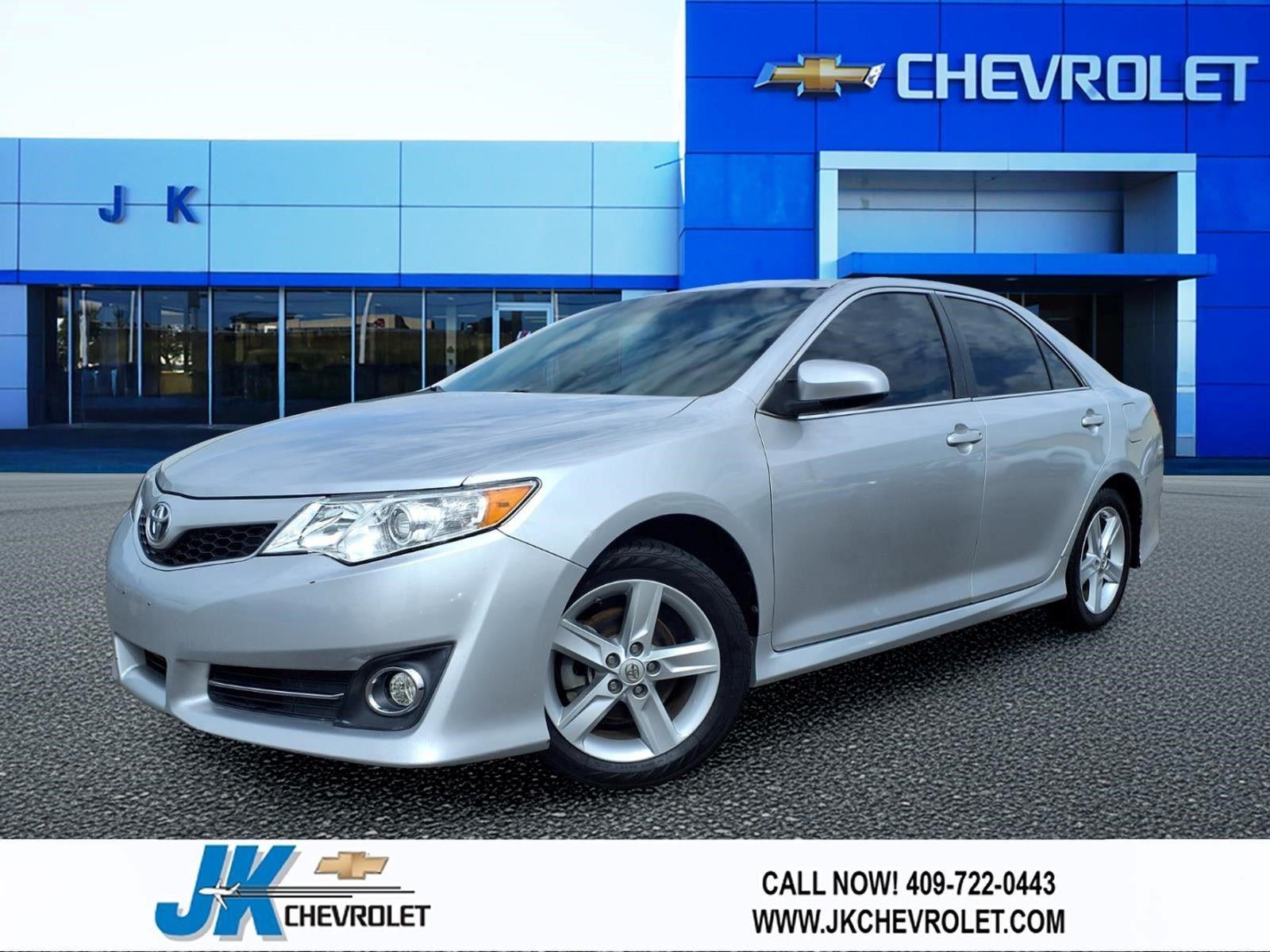 2014 Toyota Camry SE in Silver — front three-quarter view